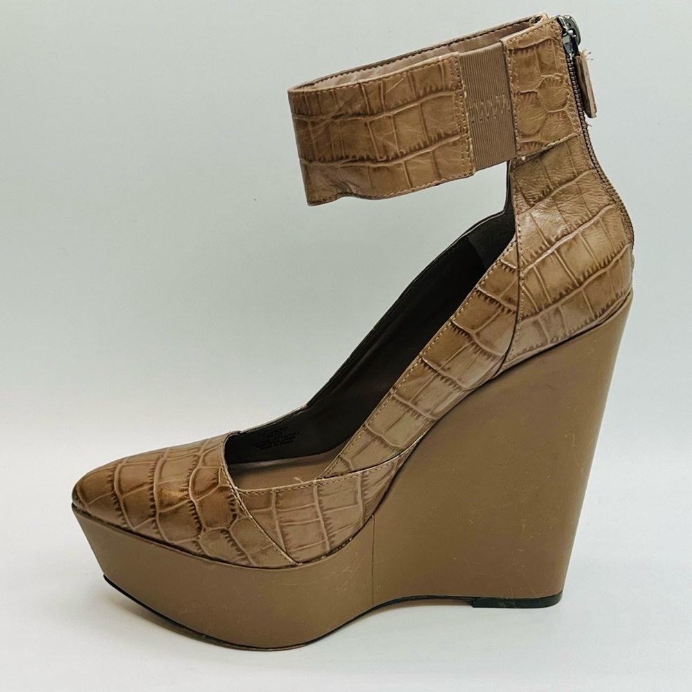 BCBG MAXAZRIA Arcade Wedge Sandals Platform Leather Croc Mushroom US7 EU37